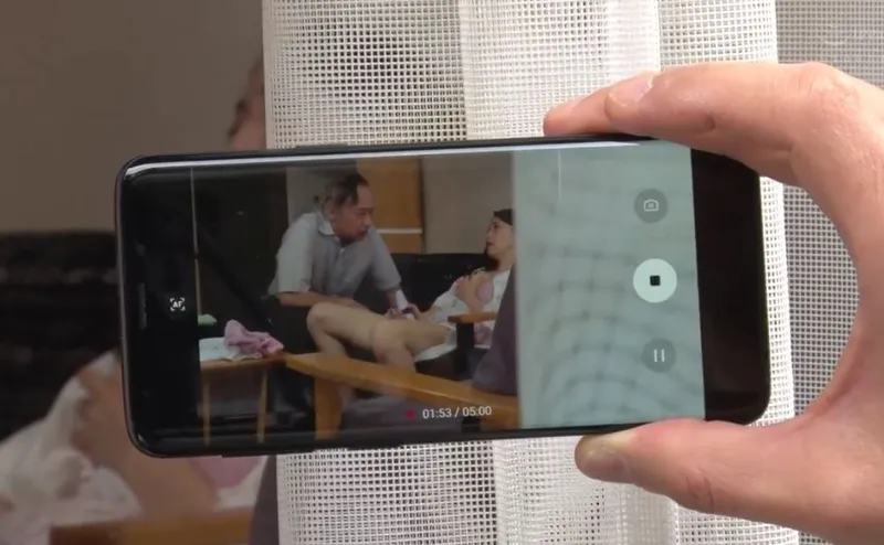 Vợ của con trai gian díu với bố gã chồng bị gã tiền bối khu phố phát hiện
