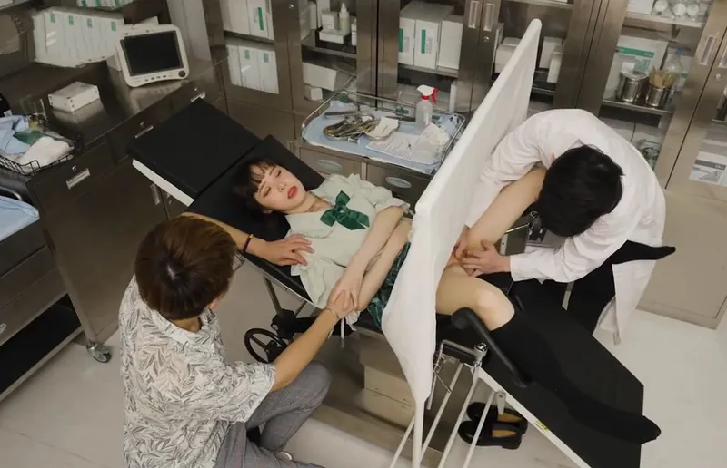 Người chồng dẫn cô vợ đi khám phụ khoa gặp phải bác sĩ nam biến thái