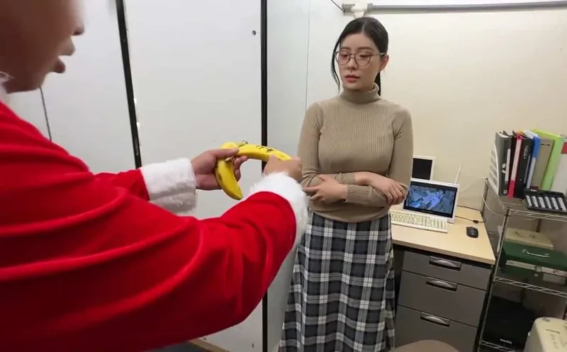 ông già noel có khả năng hoán đổi thân xác sau khi ăn quả chuối…